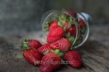 ripe red strawberry spread on a wooden surface 이미지 (468472886) - 게티이미지뱅크 ripe red strawberry spread on a wooden surface