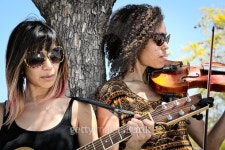 Women musicians playing guitar and violin outdoors 이미지 (471018800) - 게티이미지뱅크 Women musicians playing guitar and... 