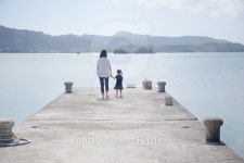 Mother and daughter walking straight wharf 이미지 (495775288) - 게티이미지뱅크 Mother and daughter walking straight wharf