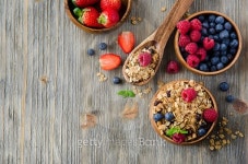 Fresh healthy breakfast with granola and berries, copy space bac 이미지 (475870158) - 게티이미지뱅크 Fresh healthy breakfast... 