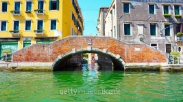 Burano bridge and water 이미지 (482024754) - 게티이미지뱅크 Burano bridge and water