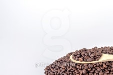 피 아이 엘(PIL)로스터리 | wooden spoon on a pile of roasted coffee beans 이미지 (465972732) - 게티이미지뱅크 wooden spoon on a pile of roasted coffee beans