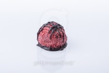red pastry on white background 이미지 (502487922) - 게티이미지뱅크 red pastry on white background