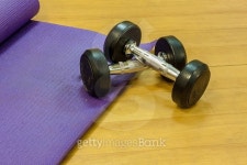 Fitness equipment dumbbells,yoga mat, on wood background. 이미지 (486853362) - 게티이미지뱅크 Fitness equipment dumbbells... 