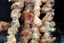 Chicken on the grill to cook 이미지 (489803796) - 게티이미지뱅크 Chicken on the grill to cook