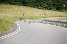 Country road, curve, speed limit 이미지 (475540460) - 게티이미지뱅크 Country road, curve, speed limit