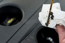 Checking the oil of a modern car engine 이미지 (536454699) - 게티이미지뱅크 Checking the oil of a modern car engine