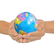 hands holding earth 이미지 (501627226) - 게티이미지뱅크 hands holding earth