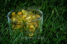 Fish oil capsules in a glass jar on grass 이미지 (485512272) - 게티이미지뱅크 Fish oil capsules in a glass jar on grass