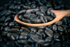 roasted coffee beans in wooden spoon placed 이미지 (466138496) - 게티이미지뱅크 roasted coffee beans in wooden spoon placed
