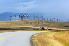 Country Highway And Wind Turbine Landscape 이미지 (533194101) - 게티이미지뱅크 Country Highway And Wind Turbine Landscape