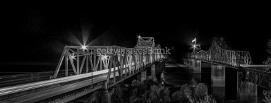 Black and White Bridges with Traffic at Night 이미지 (493554412) - 게티이미지뱅크 Black and White Bridges with Traffic at Night