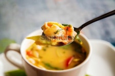 테이블스푼컵스프(TABLESPOON CUPSOUP) - 성남시 분당구 삼평동 | Spoonful of Tom Yam soup lifted over cup 이미지 (468899914) - 게티이미지뱅크 Spoonful of Tom Yam soup lifted over cup