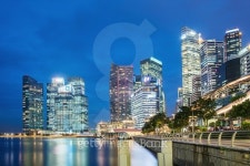 The Merlion fountain in front of the Marina Bay 이미지 (481203950) - 게티이미지뱅크 The Merlion fountain in front of the... 