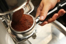 Coffee holder with grinded coffee 이미지 (501332714) - 게티이미지뱅크 Coffee holder with grinded coffee
