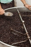 펀치드렁크 로스터리(Punchdrunk roastery) | freshly roasted coffee beans in a coffee roaster 이미지 (499307228) - 게티이미지뱅크 freshly roasted coffee beans in a coffee...