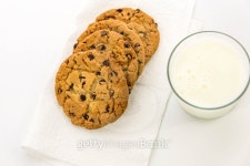 chocolate chip cookies and glass of milk 이미지 (464498514) - 게티이미지뱅크 chocolate chip cookies and glass of milk