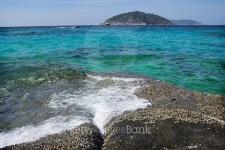 Easy surf washes coastal stones 이미지 (475959290) - 게티이미지뱅크 Easy surf washes coastal stones