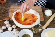 Cook lubricate pizza by tomato paste 이미지 (476936048) - 게티이미지뱅크 Cook lubricate pizza by tomato paste