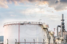 Big Industrial oil tanks in a refinery with treatment pond 이미지 (495930934) - 게티이미지뱅크 Big Industrial oil tanks in a... 
