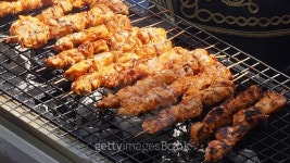Chicken skewers on the grill 이미지 (482663758) - 게티이미지뱅크 Chicken skewers on the grill