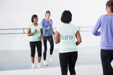 Women exercising in dance studio 이미지 (473606748) - 게티이미지뱅크 Women exercising in dance studio