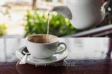 Cup of coffee with water splashing from hot pot 이미지 (497830542) - 게티이미지뱅크 Cup of coffee with water splashing from... 