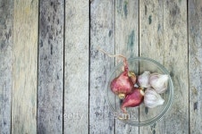 onion and garlic in glass bowl on wood plank 이미지 (471798320) - 게티이미지뱅크 onion and garlic in glass bowl on wood plank