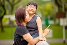 Young Asian mother and daughter in park 이미지 (487950064) - 게티이미지뱅크 Young Asian mother and daughter in park