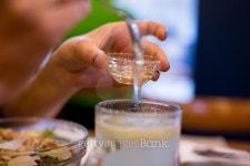 Pouring honey in a cup of tea 이미지 (464631562) - 게티이미지뱅크 Pouring honey in a cup of tea