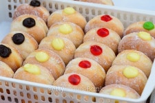 Sweet donuts in market bakery. 이미지 (504112068) - 게티이미지뱅크 Sweet donuts in market bakery.