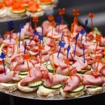 (주)에프엔에스케터링서비스 | catering services background with snacks and food in restaurant 이미지 (509861750) - 게티이미지뱅크 catering services...