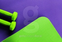 purple yoga mat and green dumbbells 이미지 (504190144) - 게티이미지뱅크 purple yoga mat and green dumbbells