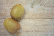 프루트인제이 | Kiwi fruit on wooden background 이미지 (505241780) - 게티이미지뱅크 Kiwi fruit on wooden background
