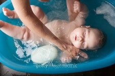 happy baby washing by mom 이미지 (510055146) - 게티이미지뱅크 happy baby washing by mom