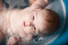 baby washing in blue bath 이미지 (509862822) - 게티이미지뱅크 baby washing in blue bath