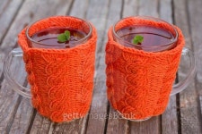 Knitted cups with hot tea on wooden background 이미지 (512105394) - 게티이미지뱅크 Knitted cups with hot tea on wooden background