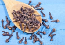 Cloves on a blue board. 이미지 (503167084) - 게티이미지뱅크 Cloves on a blue board.