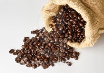 coffee beans in bag on white background 이미지 (504859166) - 게티이미지뱅크 coffee beans in bag on white background