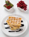 three waffles on plate 이미지 (513604350) - 게티이미지뱅크 three waffles on plate