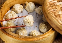 Freshly steamed Chinese dumplings out of bamboo steamer ready to 이미지 (503962980) - 게티이미지뱅크 Freshly steamed Chinese... 