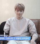 케이돌토크 - 강다니엘 아까 그 출연진 형들 앞에서 첫날에 이러고 앉아있는거 봤음 좋겠다
