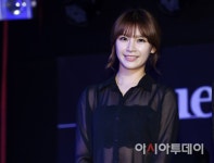 [포토]퀸비즈 이루미 ‘파릇파릇 스무살이예요’(퀸비즈 팬미팅) - 아시아투데이 [포토]퀸비즈 이루미 ‘파릇파릇 스무살이예요’(퀸비즈 팬미팅)