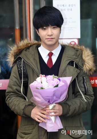 [포토]갓세븐 영재 ‘풋풋한 졸업식 꽃과 함께’(한국예술고 졸업식)... [포토]갓세븐 영재 ‘풋풋한 졸업식 꽃과 함께’(한국예술고 졸업식)
