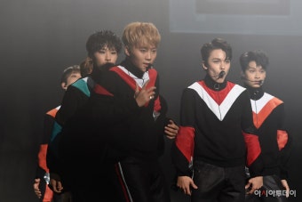 [포토]세븐틴, 승관 ‘무대위 카리스마’ - 아시아투데이 [포토]세븐틴, 승관 ‘무대위 카리스마’