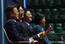 [포토]한국노총 만난 각당 대선주자들 - 아시아투데이 [포토]한국노총 만난 각당 대선주자들