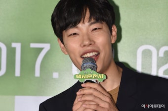 [포토]배우 류준열, 달아오른 인기 - 아시아투데이 [포토]배우 류준열, 달아오른 인기
