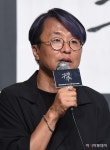 [포토]구해주, 소감 밝히는 김성수 감독 - 아시아투데이 [포토]구해주, 소감 밝히는 김성수 감독