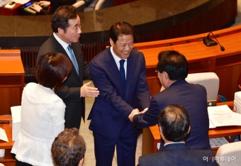 [포토] 백재현 예결위원장과 인사 나누는 이낙연 총리와 임종석 비서실장 - 아시아투데이 [포토] 백재현 예결위원장과 인사 나누는 이낙연 총리와...
