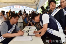 [포토] ‘최저임금 제도개선’ 대국민 서명하는 소상공인들 - 아시아투데이 [포토] ‘최저임금 제도개선’ 대국민 서명하는 소상공인들